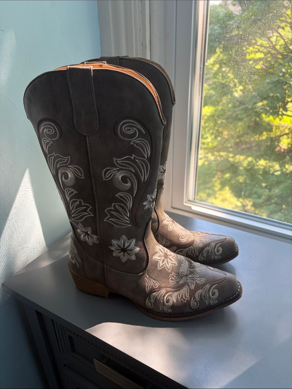 Embroidered Gray Western Cowboy Boots